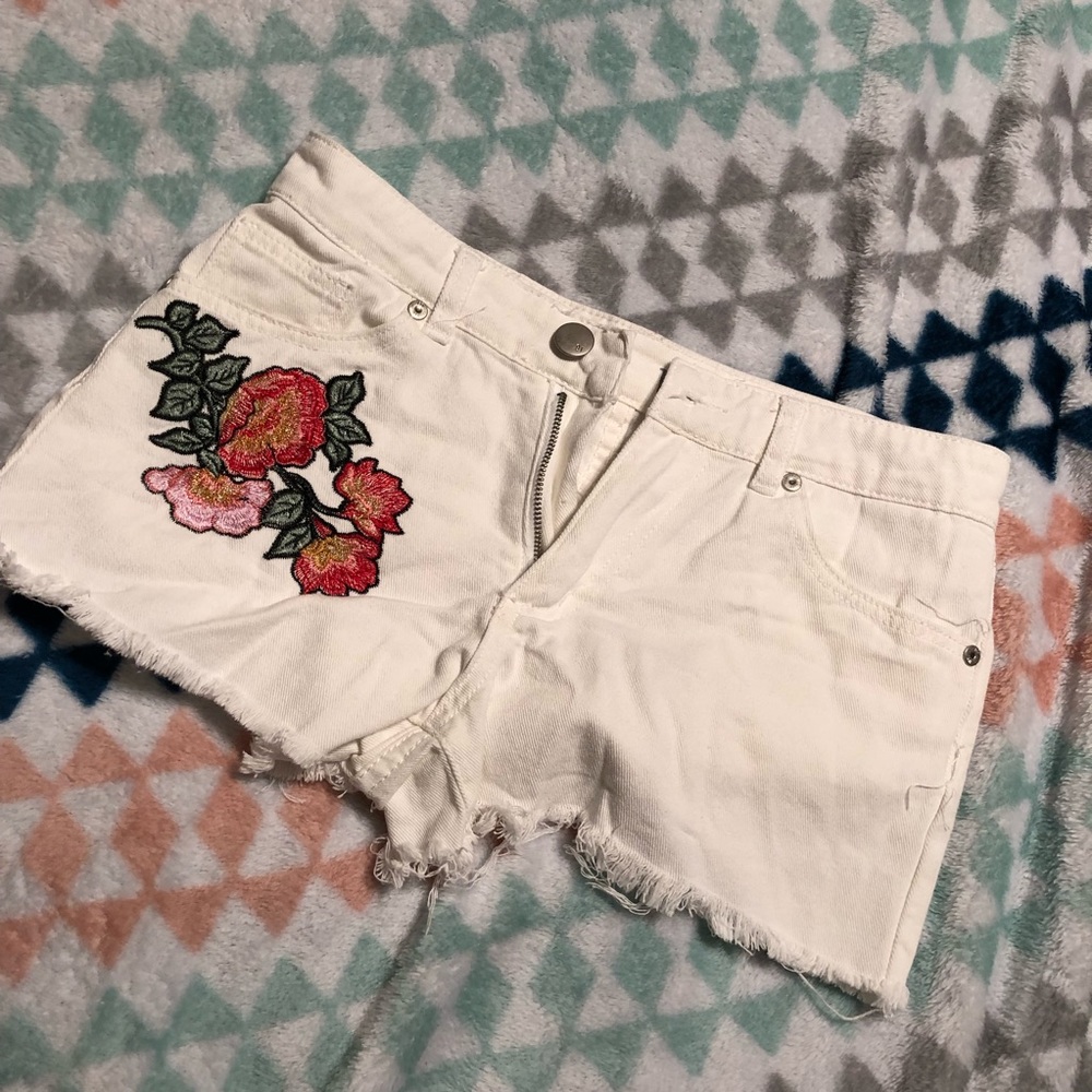 👖Cotton on “the frayed” mid rise shorts